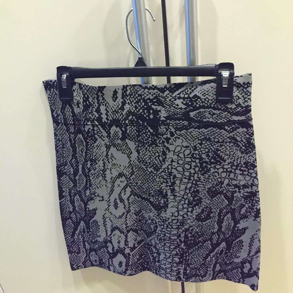 BCBG BANDAGE SKIRT LARGE